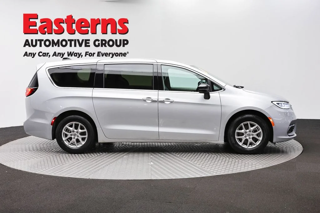 Used 2024 Silver Chrysler Touring L image 85