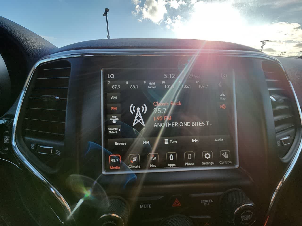 Used 2018 Bright White Clearcoat Jeep Trailhawk image 23