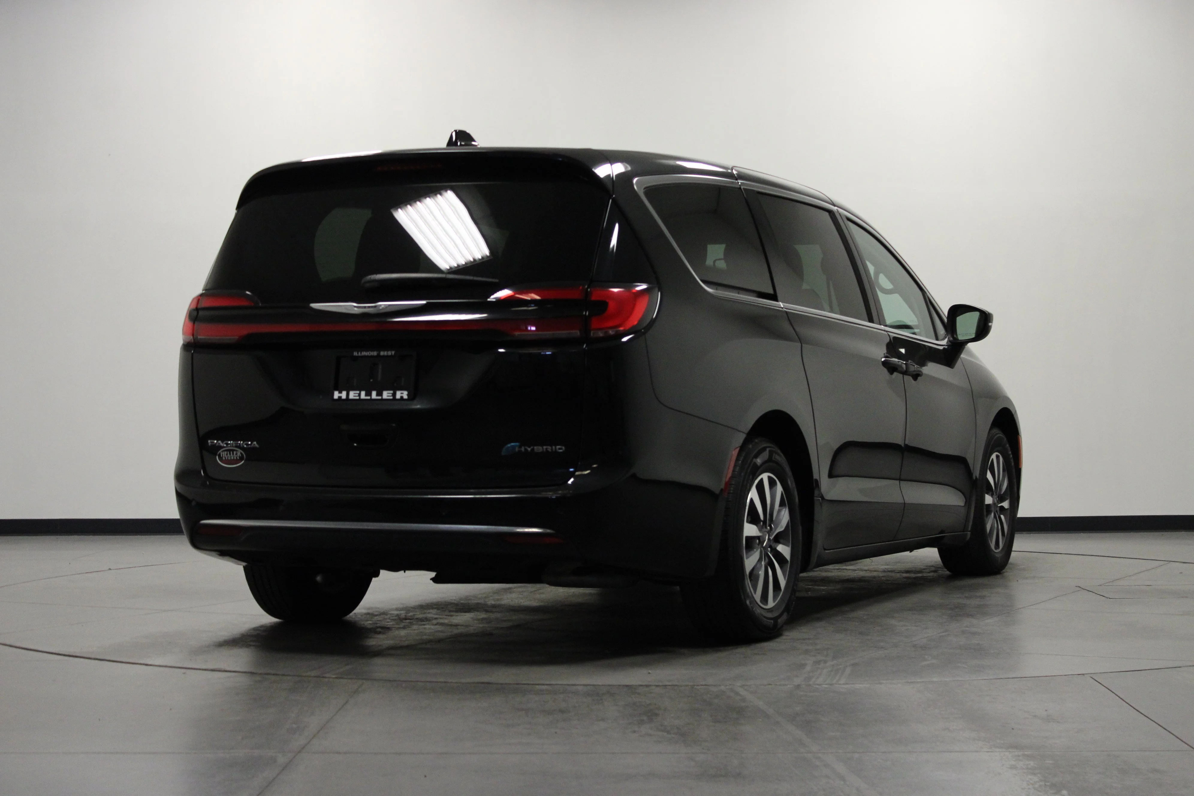Used 2023 Brilliant Black Crystal Pearlcoat Chrysler Hybrid Touring L image 4