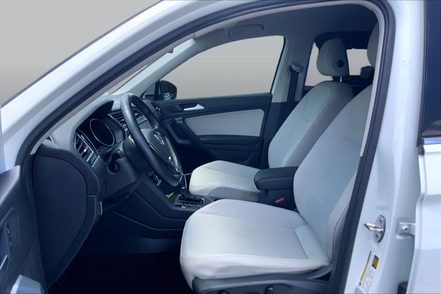 Used 2019 Pure White Volkswagen SE image 8