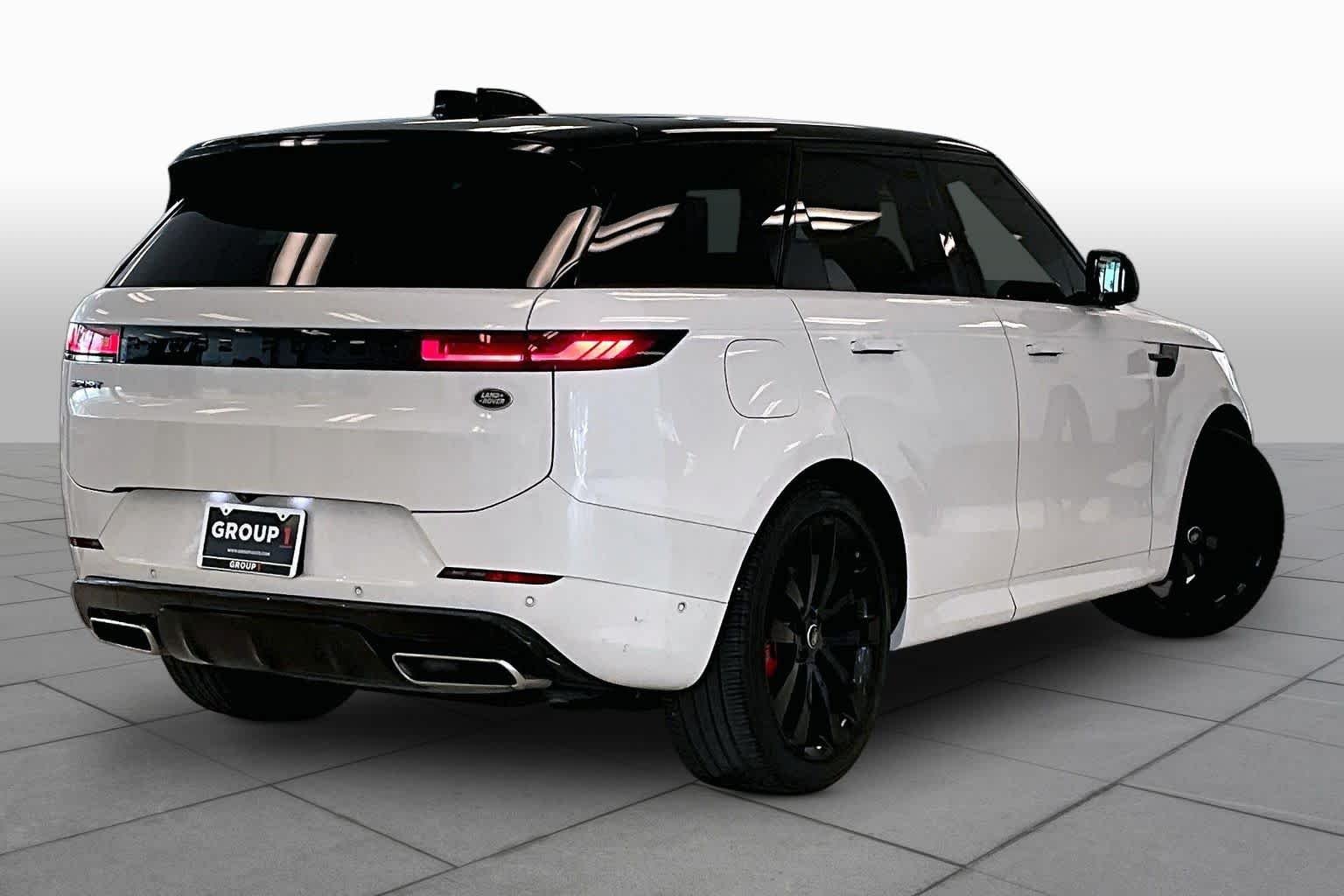 Used 2023 Fuji White Land Rover SE Dynamic image 12