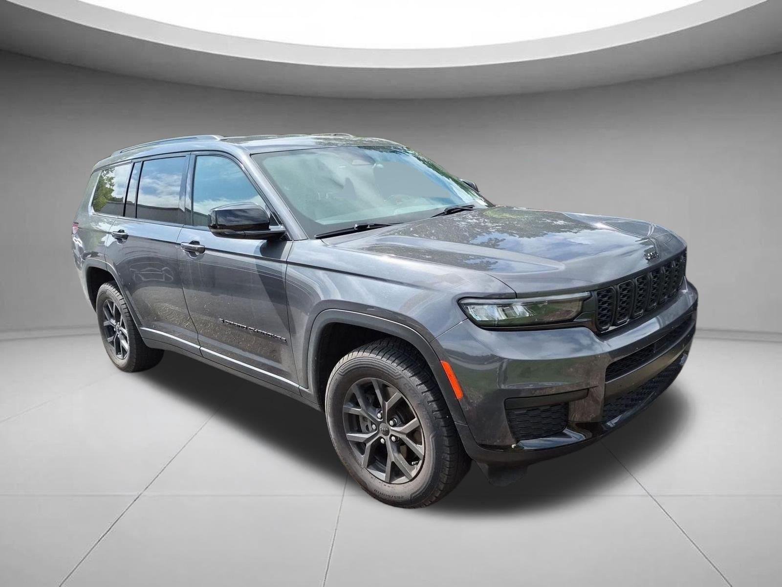 Used 2024 Baltic Gray Metallic Clearcoat Jeep Altitude image 3