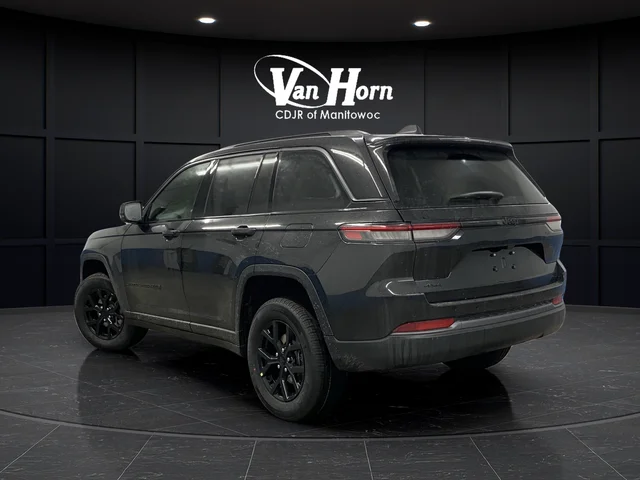 New 2026 Diamond Black Crystal Pearl-Coat Exterior Paint Jeep Altitude image 3