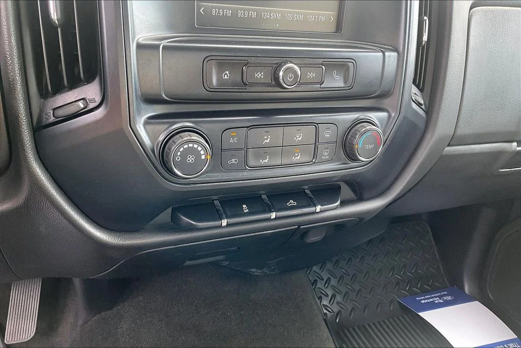 Used 2018 Silver Ice Metallic Chevrolet Custom image 34