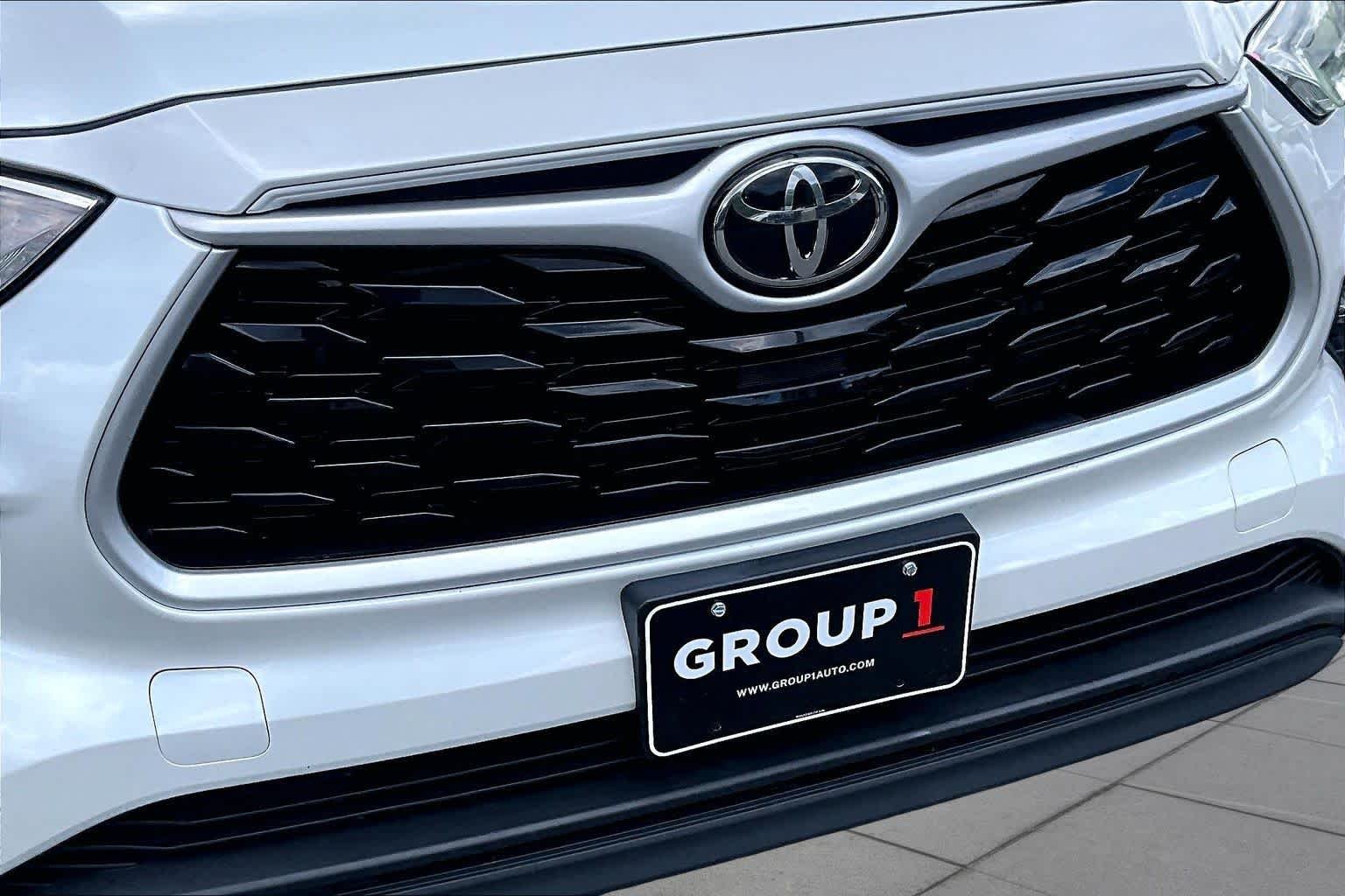 Used 2023 Wind Chill Pearl Toyota LE image 29