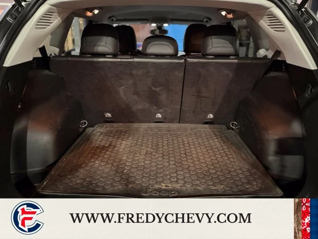 Used 2019 Gray Jeep Limited 4x4 image 25