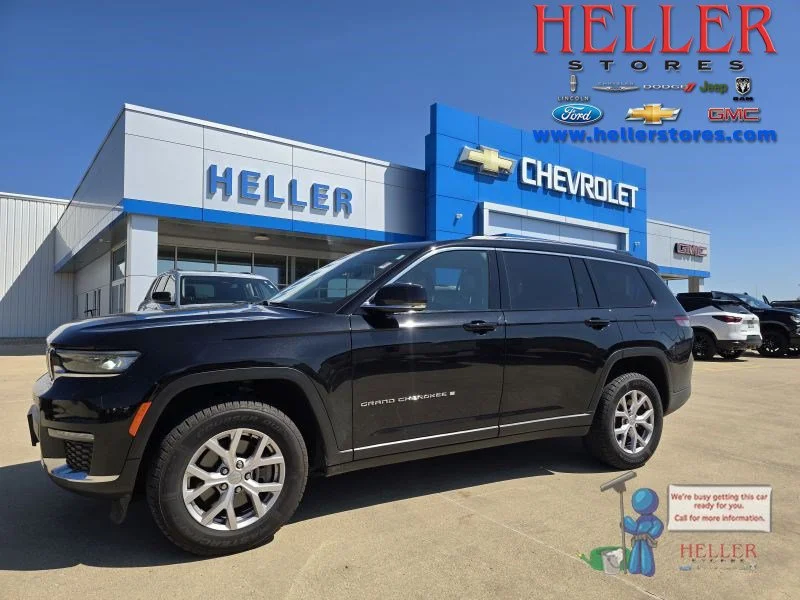 Used 2022 Diamond Black Crystal Pearlcoat Jeep Limited image 1