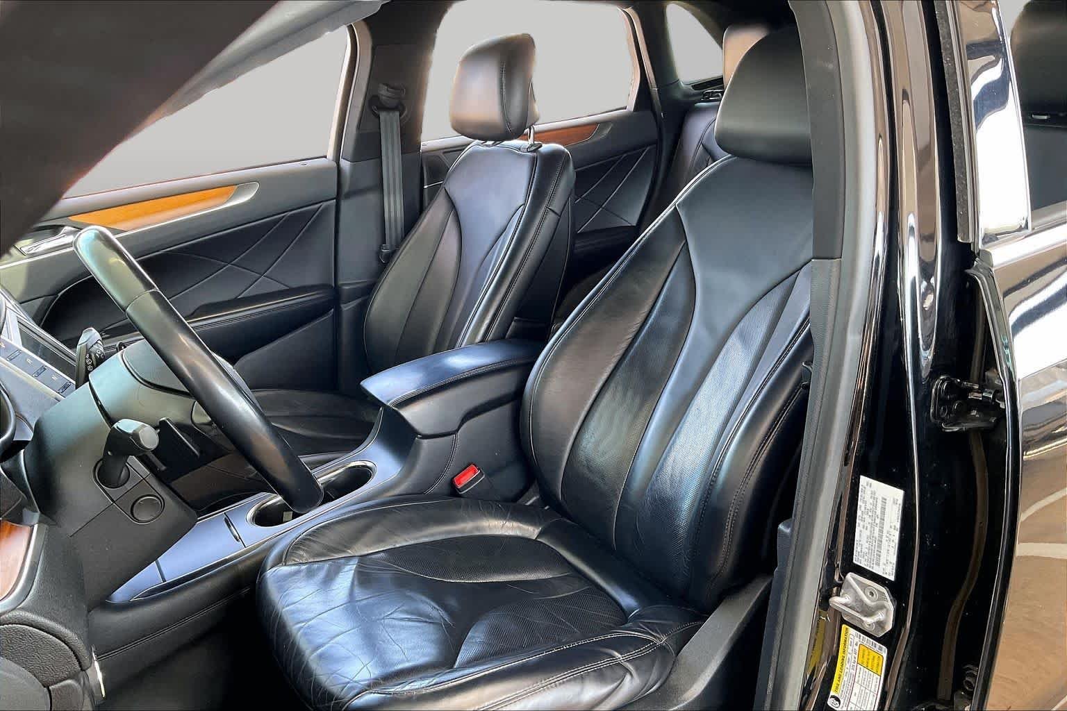 Used 2017 Black Velvet Lincoln Select image 8