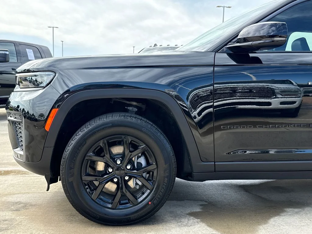 New 2026 Diamond Black Crystal Pearl-Coat Exterior Paint Jeep Altitude image 5