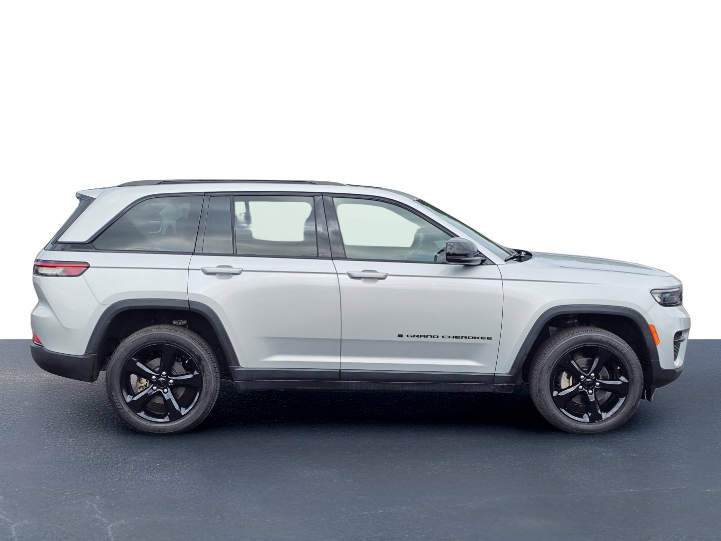 Used 2023 Silver Zynith Jeep Altitude image 7