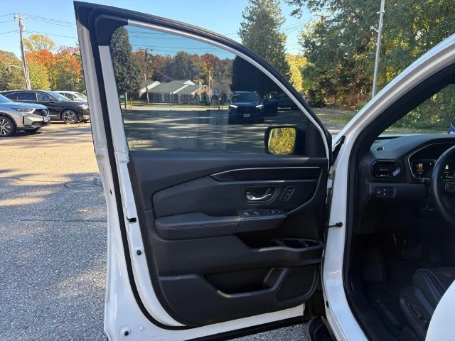 Used 2025 Platinum White Pearl Honda Black Edition image 29