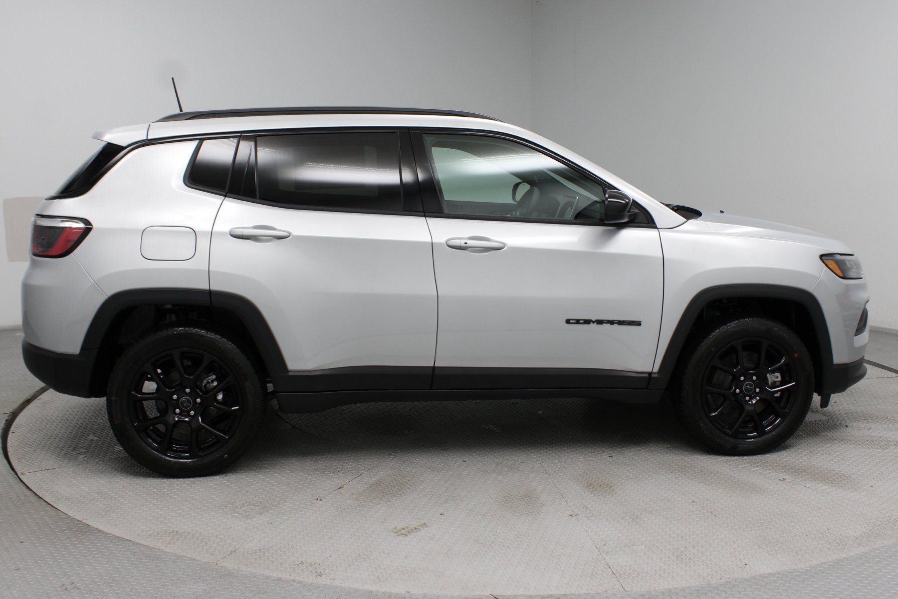 New 2026 Silver Zynith Metallic Clear-Coat Exterior Paint Jeep Latitude Altitude 4x4 image 32