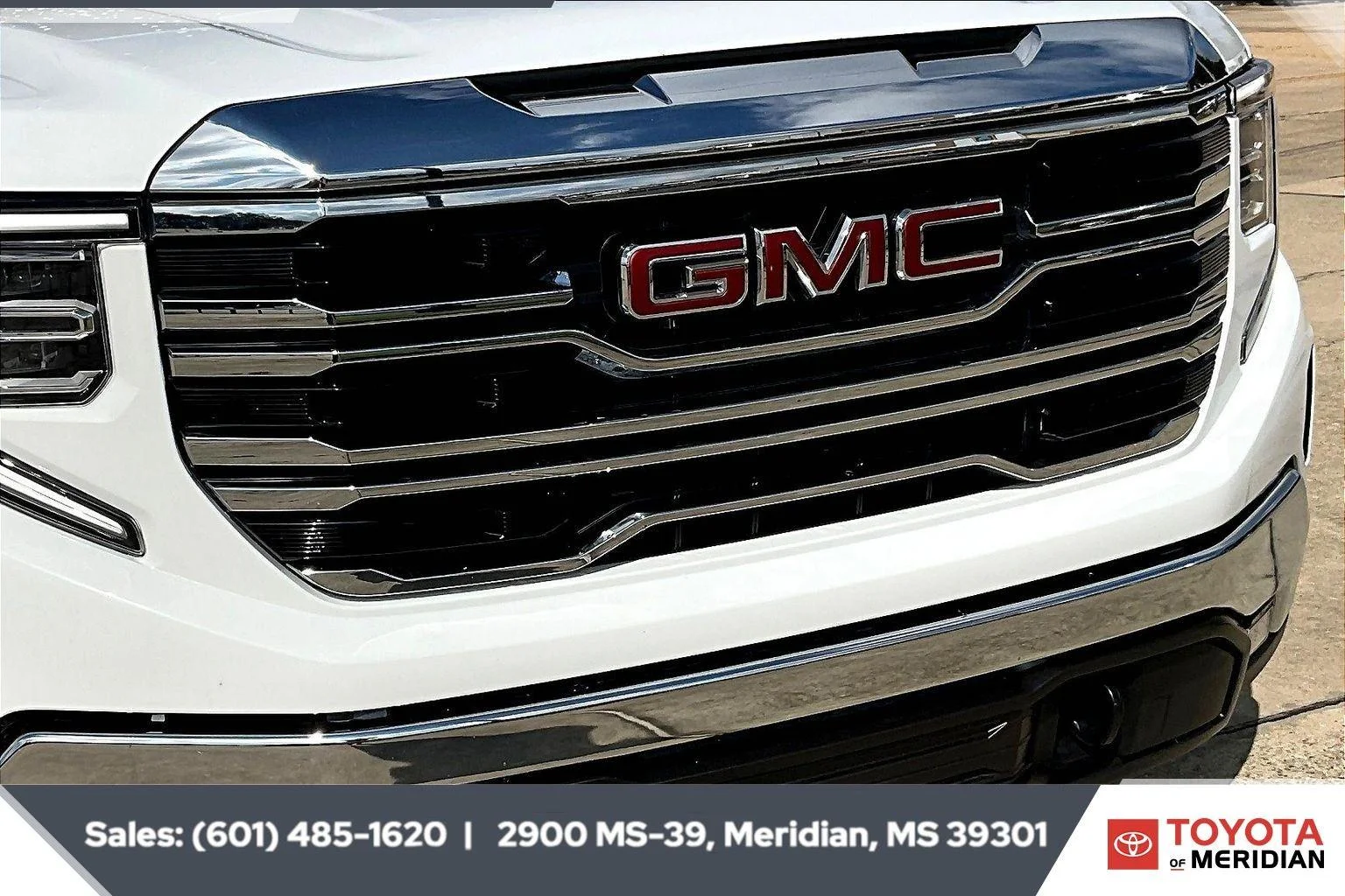 Used 2024 Summit White GMC SLT image 21