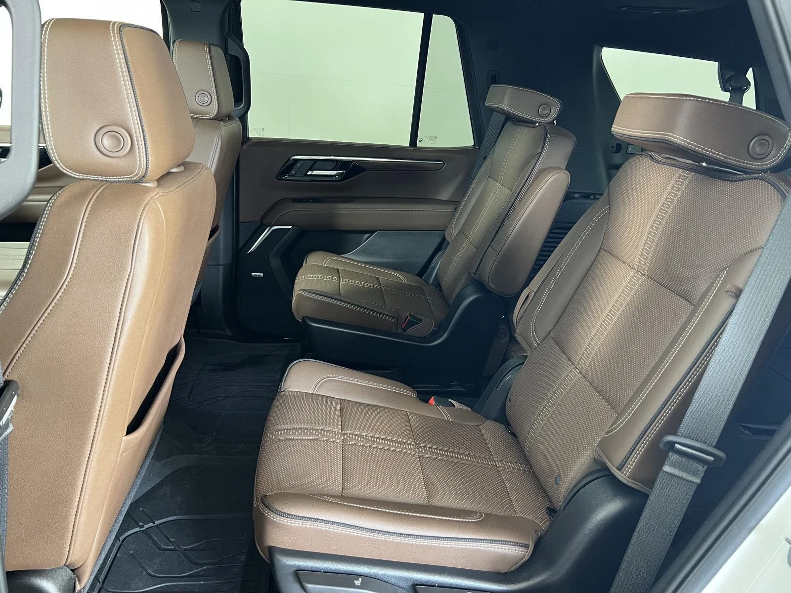 Used 2025 Iridescent Pearl Tricoat Chevrolet High Country image 22