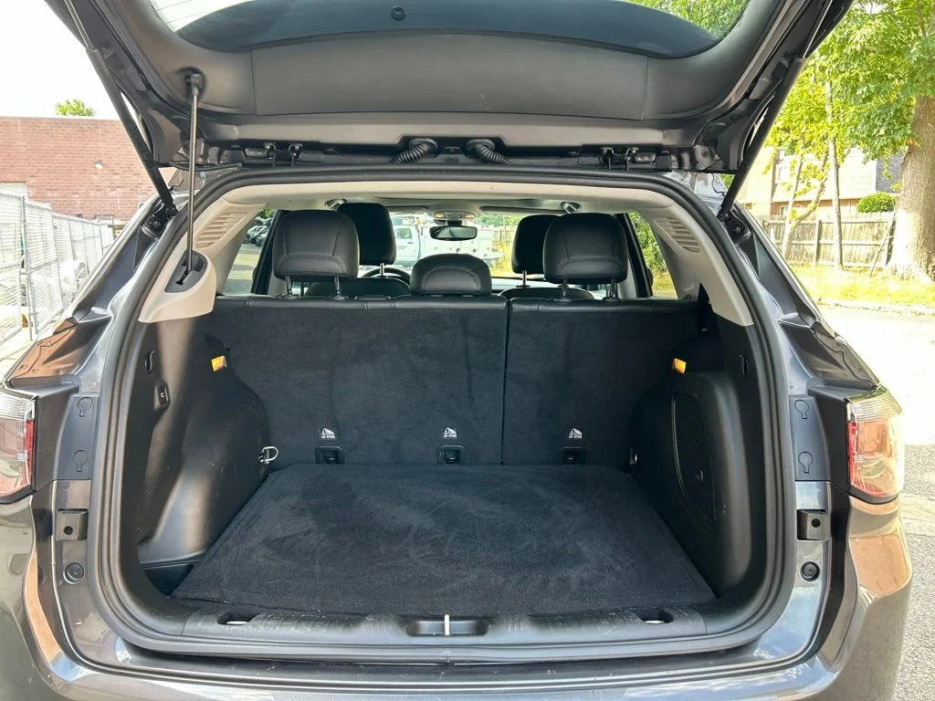 Used 2022 Gray Jeep Latitude image 24