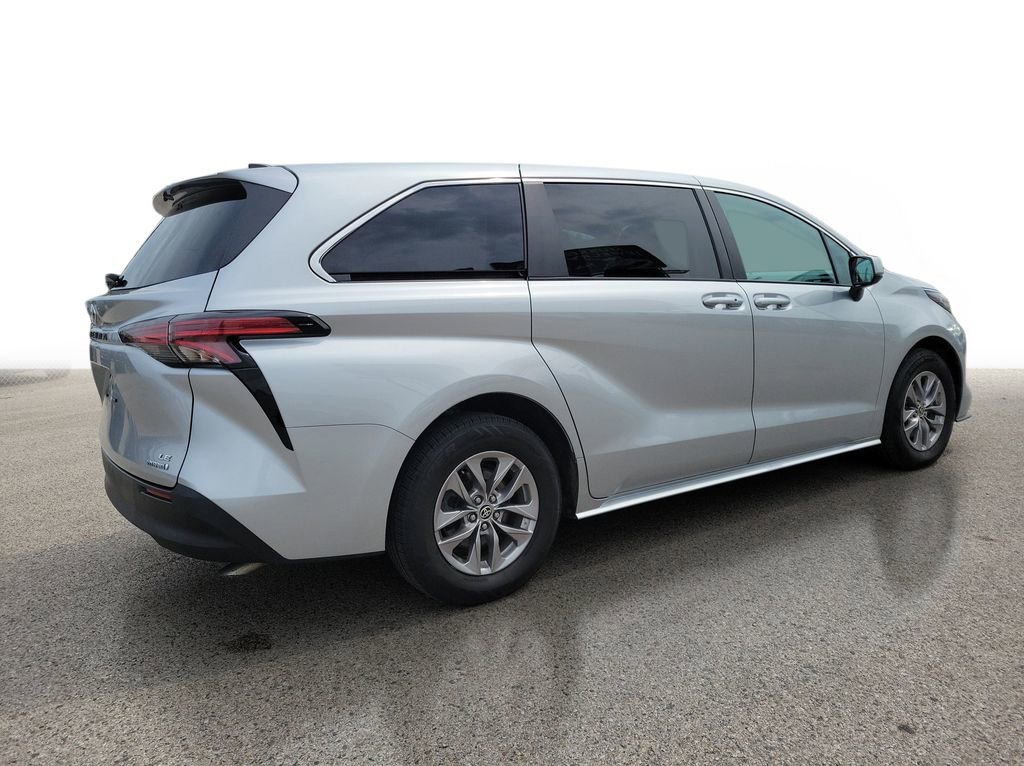 Used 2022  Toyota LE image 4