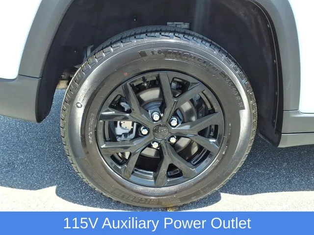 Used 2025 White Jeep Altitude image 35