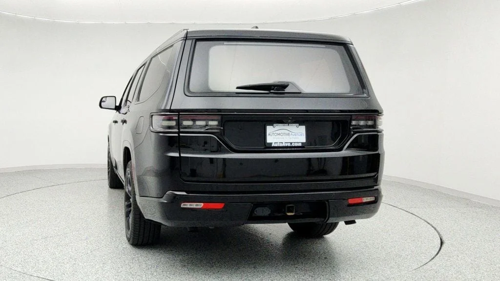 Used 2023 Diamond Black Crystal Pearlcoat Jeep Series III Obsidian 4x4 with Heavy Duty Trailer Tow Package image 6