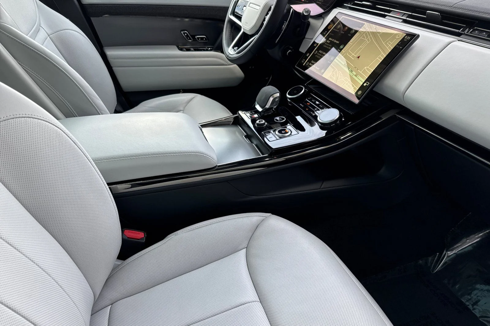 Used 2023 White Land Rover SE image 17