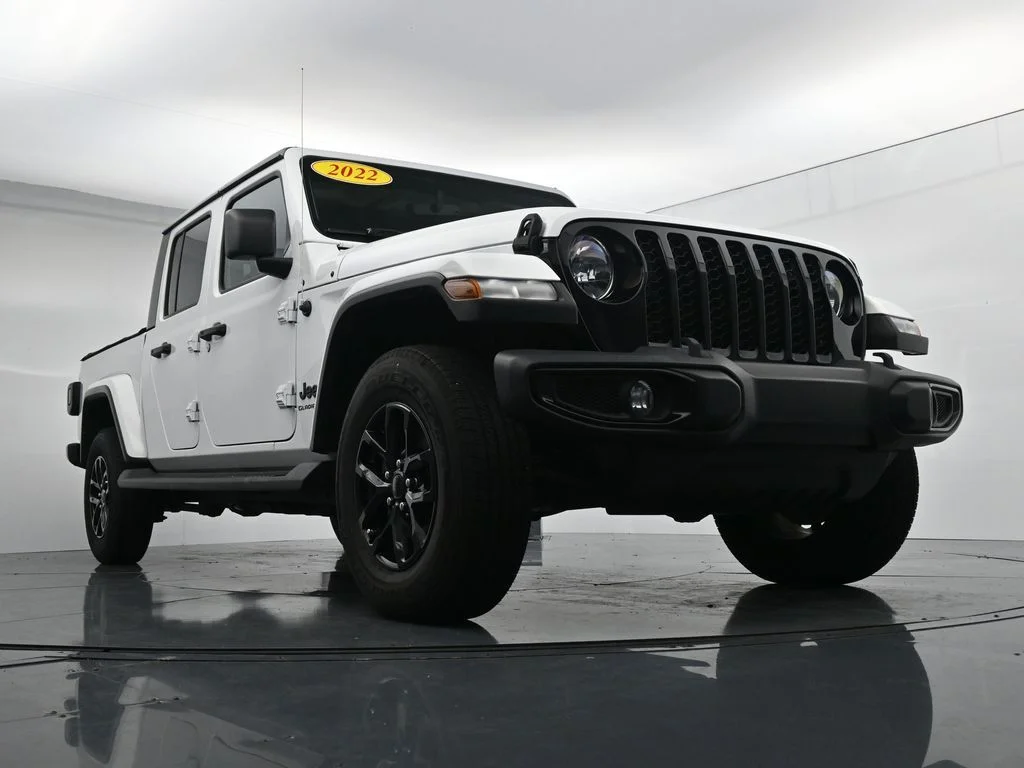 Used 2022 White Jeep Sport image 35