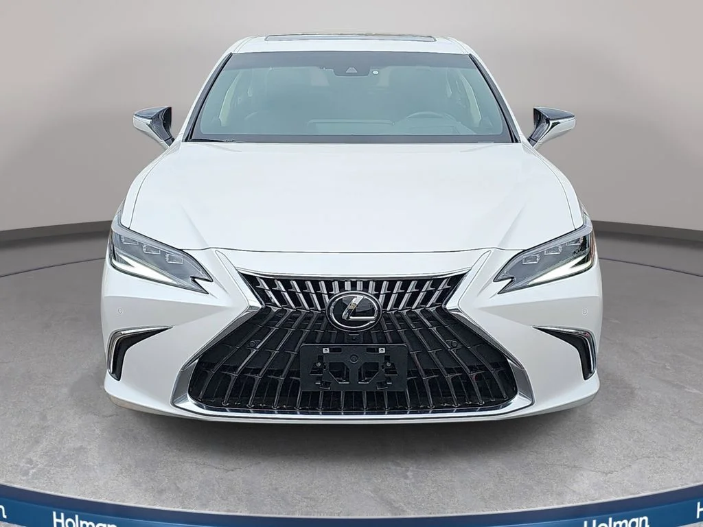 Used 2025 White Lexus 300h Luxury image 3