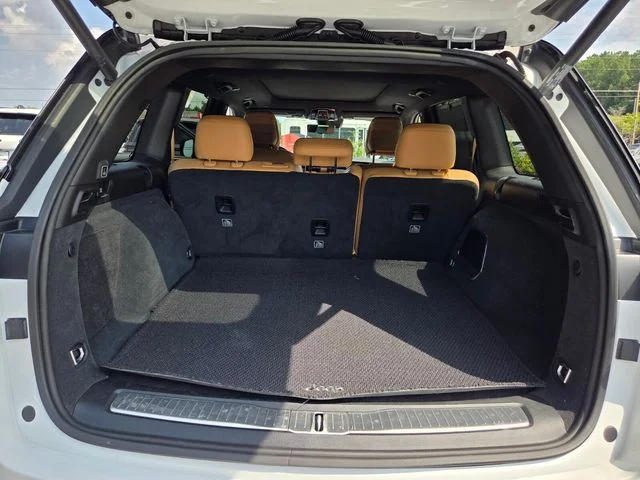 Used 2023 White Jeep Summit 4xe image 31