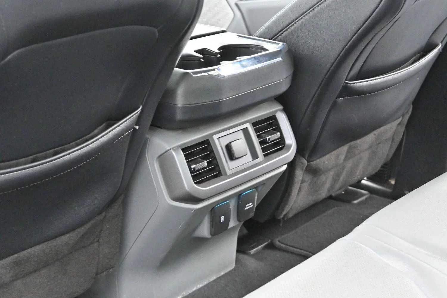 Used 2023  Ford LARIAT image 30