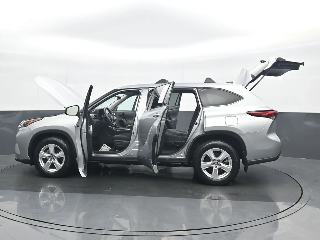 Used 2022 Silver Toyota L image 39