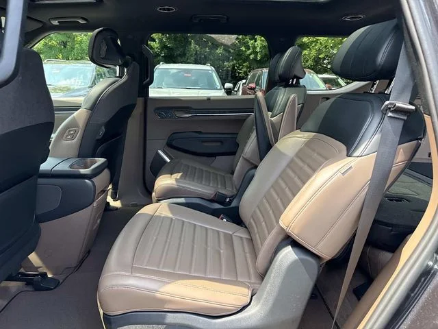 Used 2024  Kia Land image 12