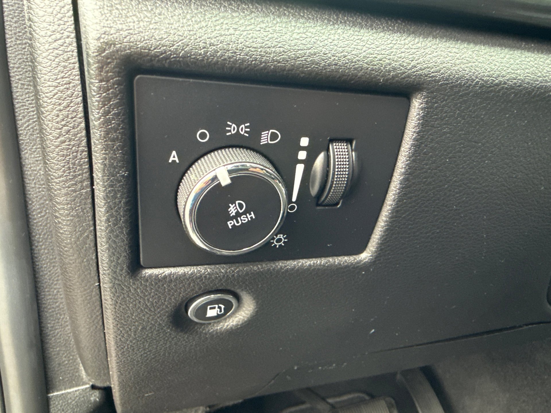 Used 2019 Granite Crystal Metallic Clearcoat Jeep Altitude image 21