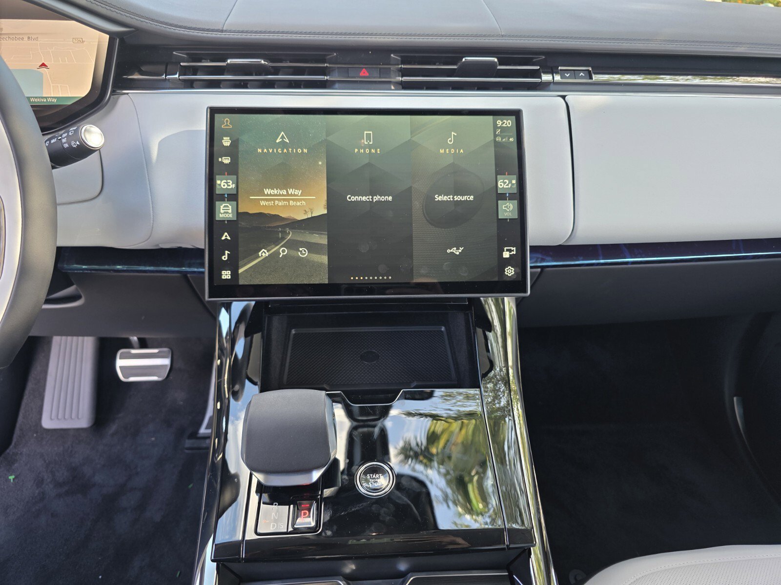 New 2026 British Racing Green Land Rover Dynamic SE image 17