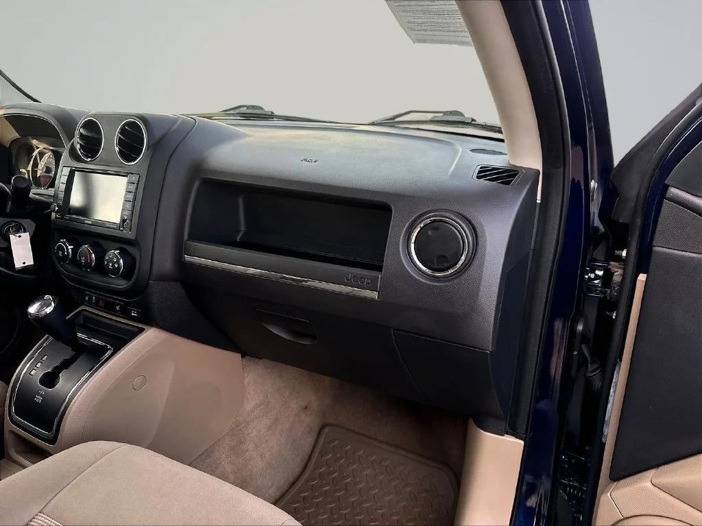 Used 2015 True Blue Pearlcoat Jeep Latitude image 30