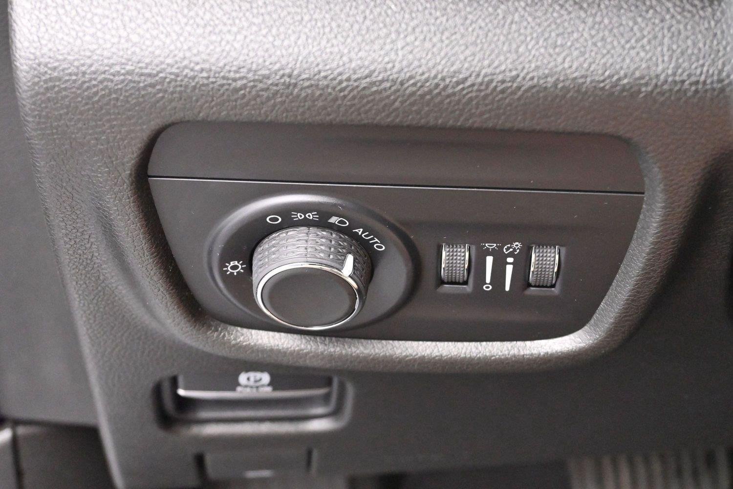 Used 2021 Silver Jeep Altitude image 25