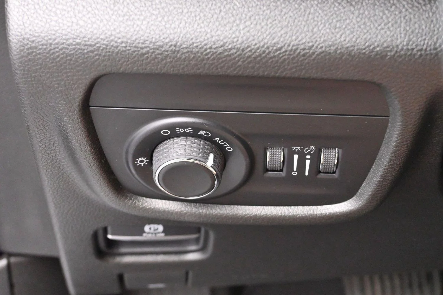 Used 2021 Silver Jeep Altitude image 25