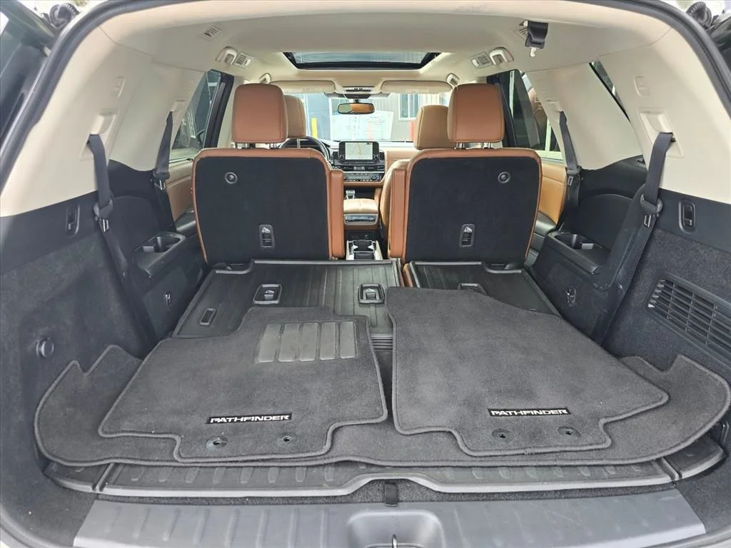 Used 2022 White Nissan Platinum image 26
