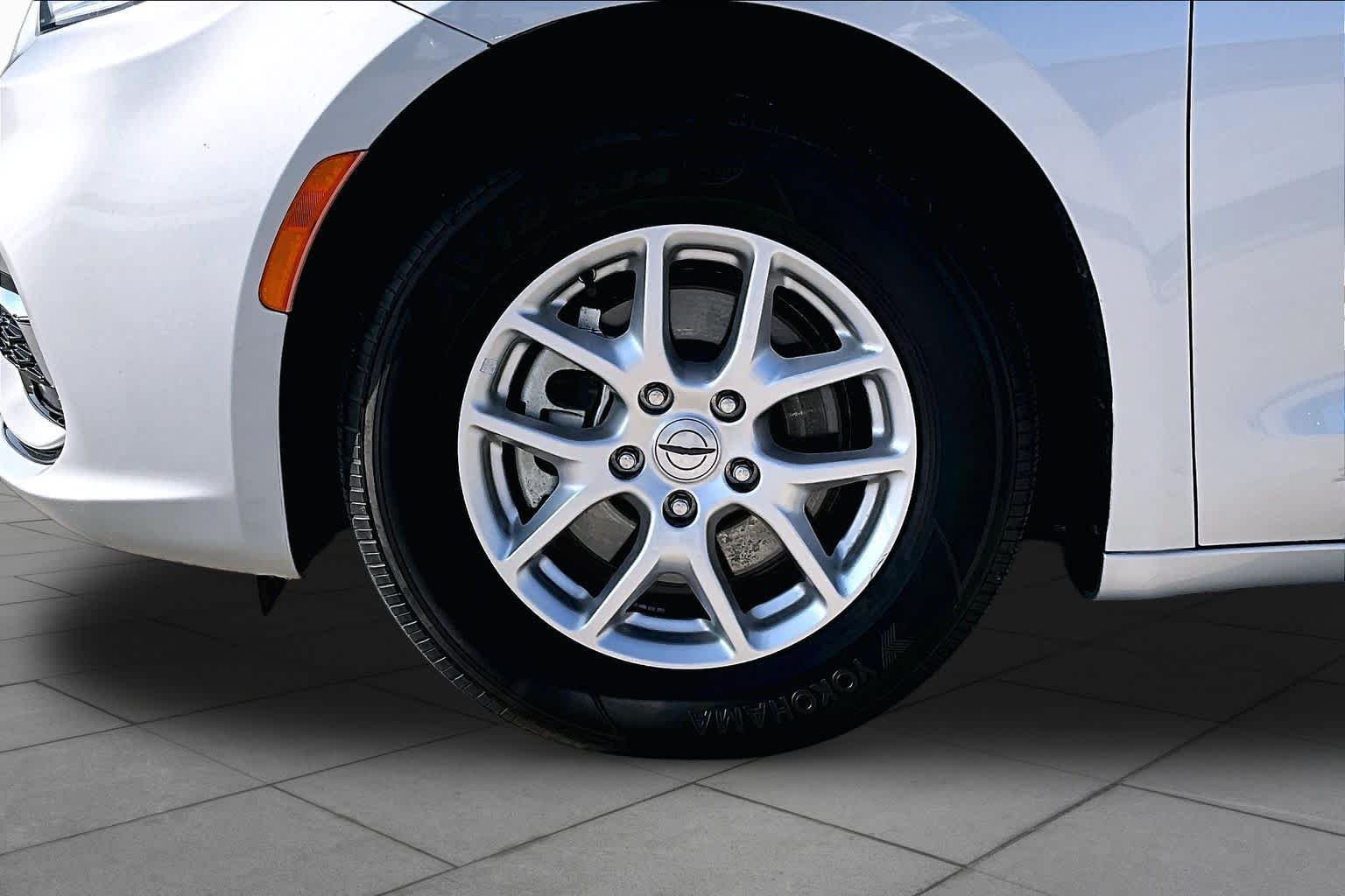 Used 2024 Silver Mist Clearcoat Chrysler Touring L image 10