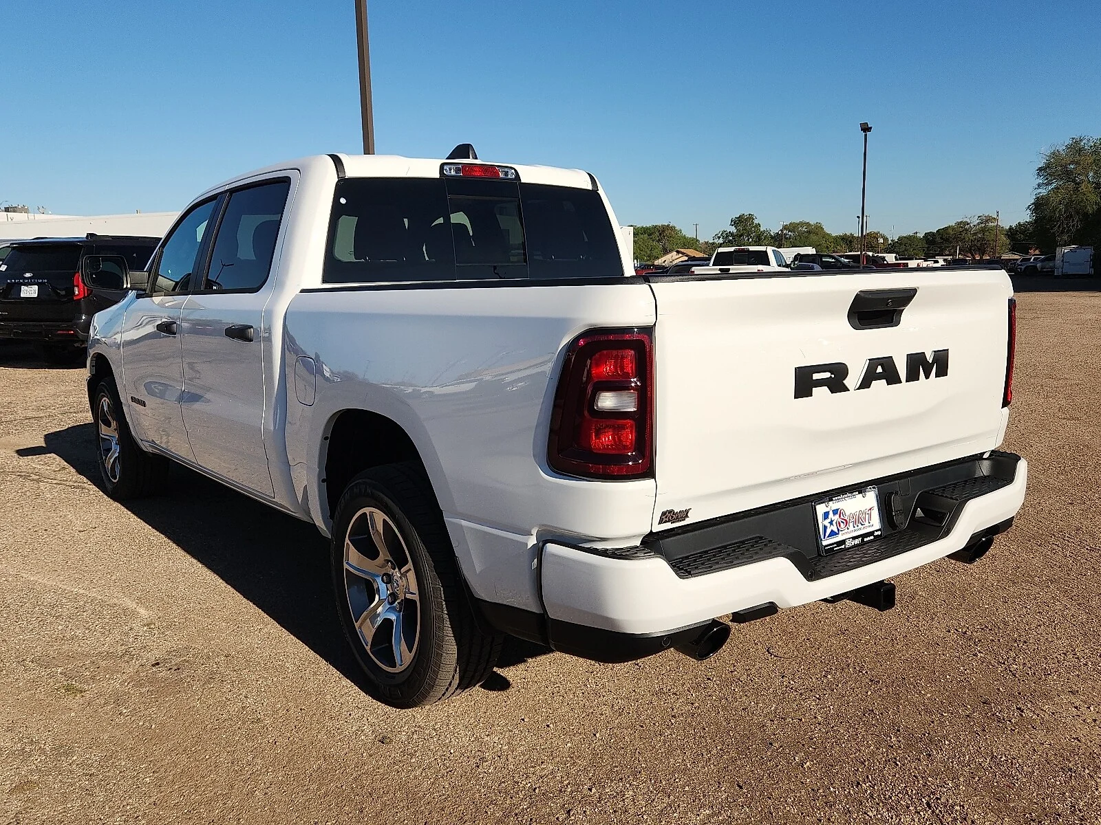 New 2027 PW7 Bright Whit Ram TRADESMAN CREW CAB 4X2 image 3