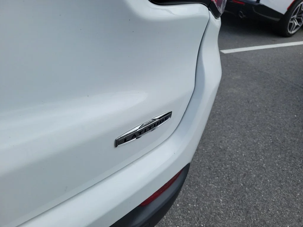 Used 2022 White Jeep Latitude image 9