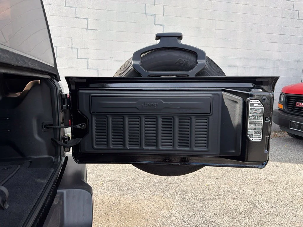 Used 2022 Black Jeep Unlimited Sahara image 9