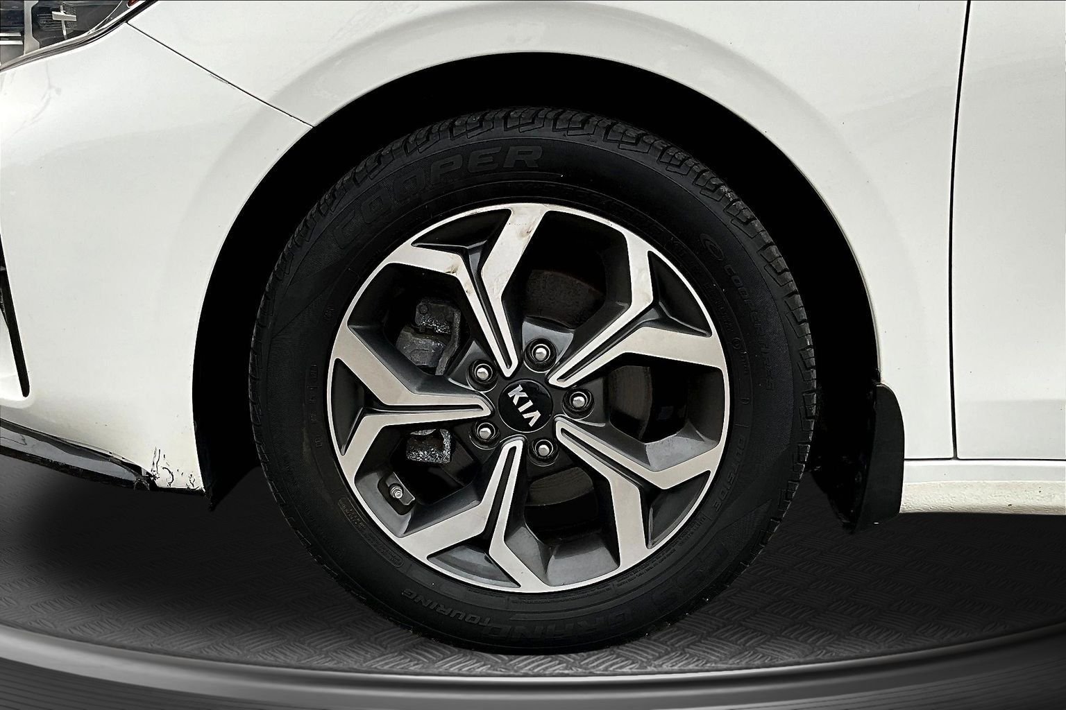 Used 2021 White Kia LXS image 28