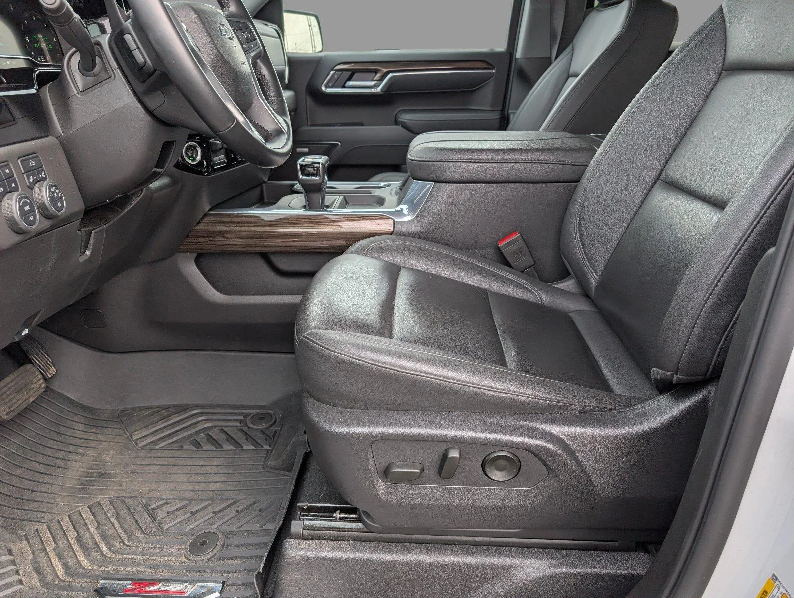 Used 2025 Summit White Chevrolet LT Trail Boss image 3