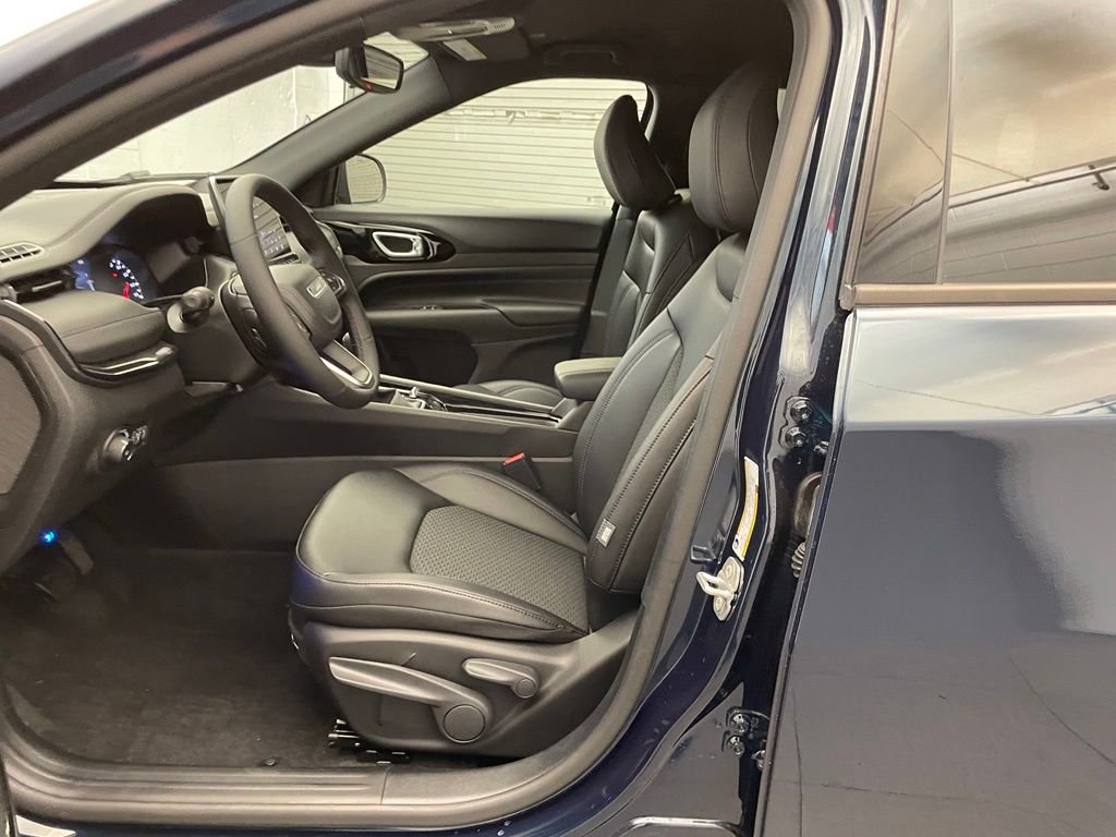 New 2026 Fathom Blue Pearl-Coat Exterior Paint Jeep Latitude image 14