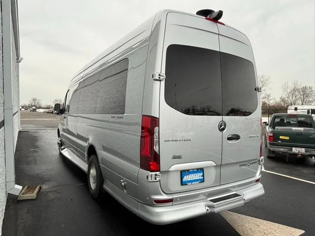 New 2026 Iridium Silver Mercedes-Benz Discovery Touring image 13