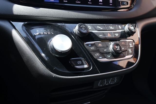 Used 2025 Black Chrysler Select image 21