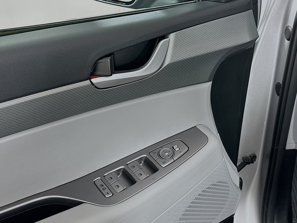 Used 2025 Silver Hyundai SEL image 18
