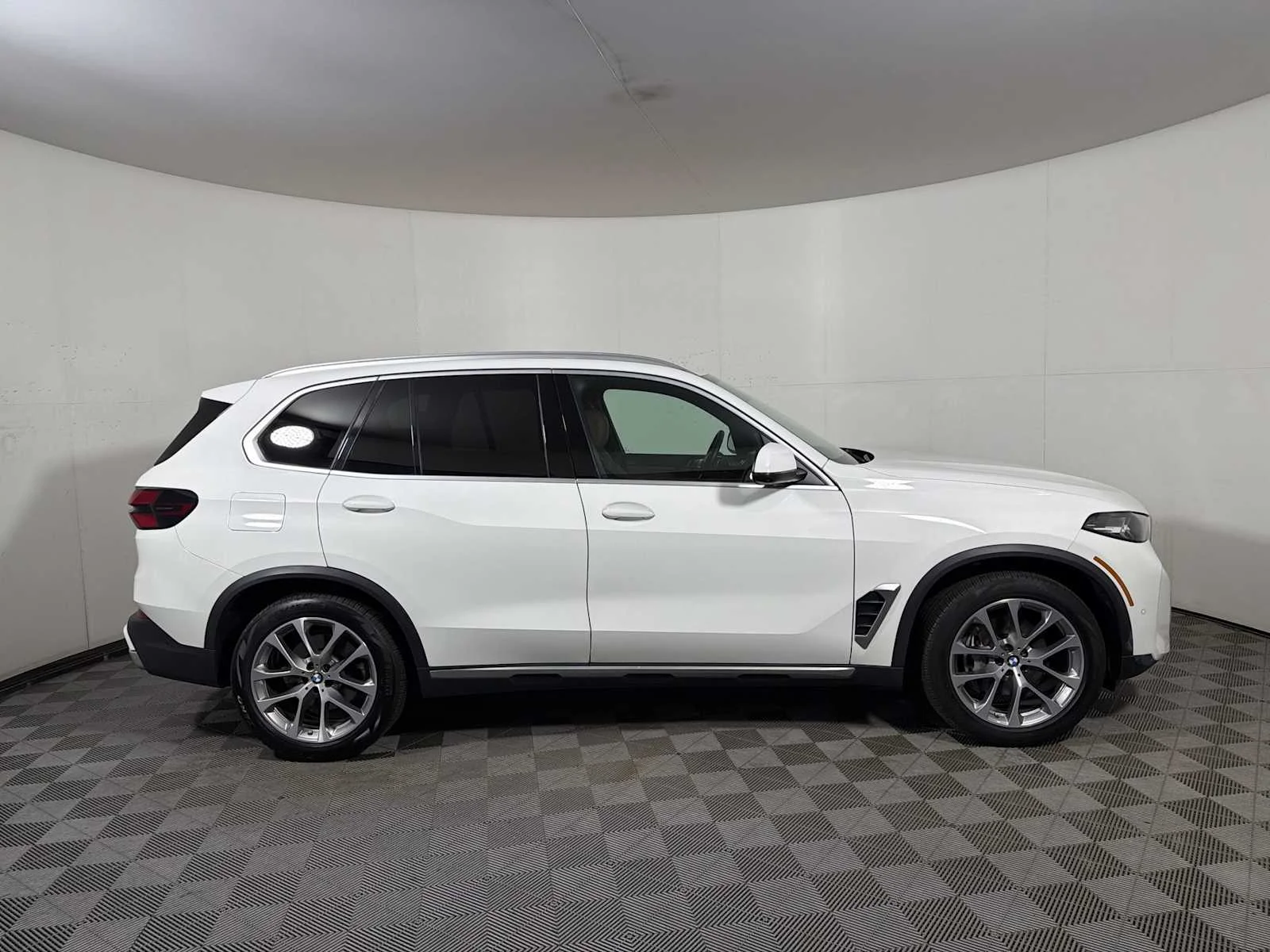 Used 2024 Alpine White BMW xDrive40i image 7