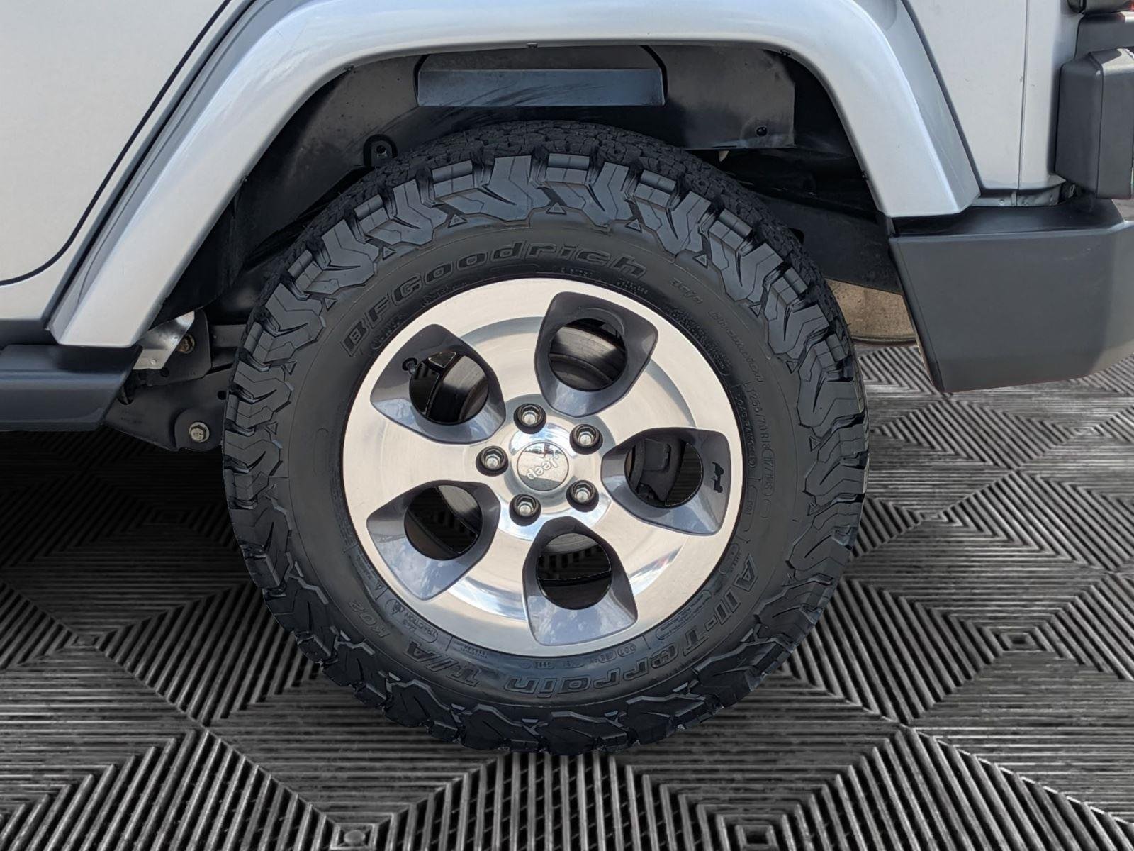 Used 2017 Billet Silver Metallic Clearcoat Jeep Sahara image 9