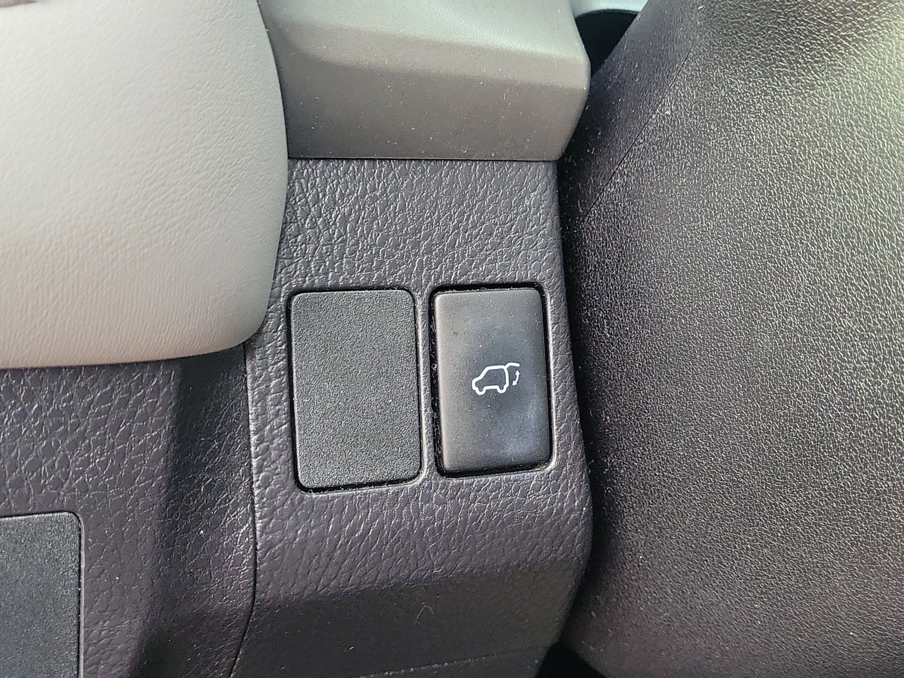 Used 2018 Pearl Toyota XLE image 14