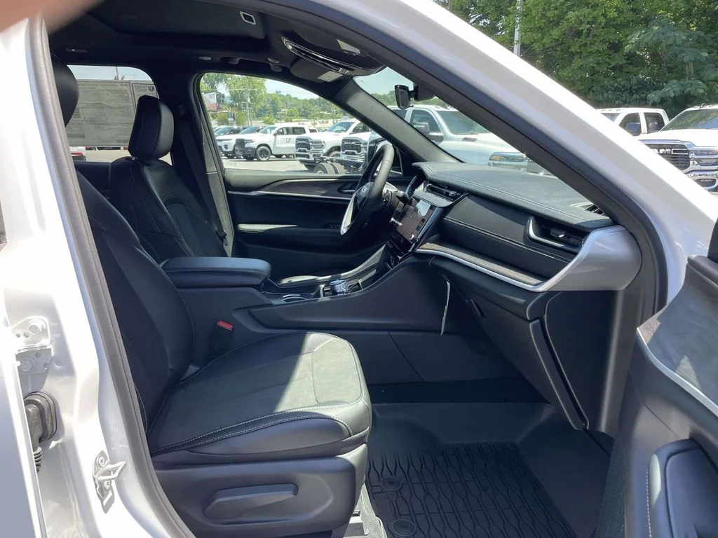 New 2026 Bright White Clear-Coat Exterior Paint Jeep Altitude image 15