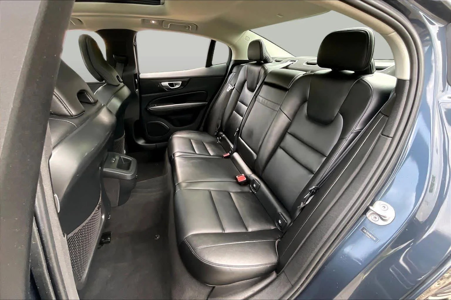 Used 2024  Volvo Core Dark Theme image 20